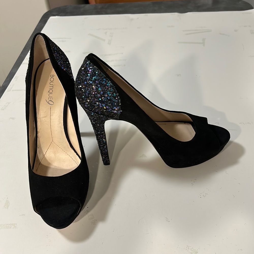 BOUTIQUE 9 SUEDE. PEEP TOE PUMPS SHOE  SIZE 9..5